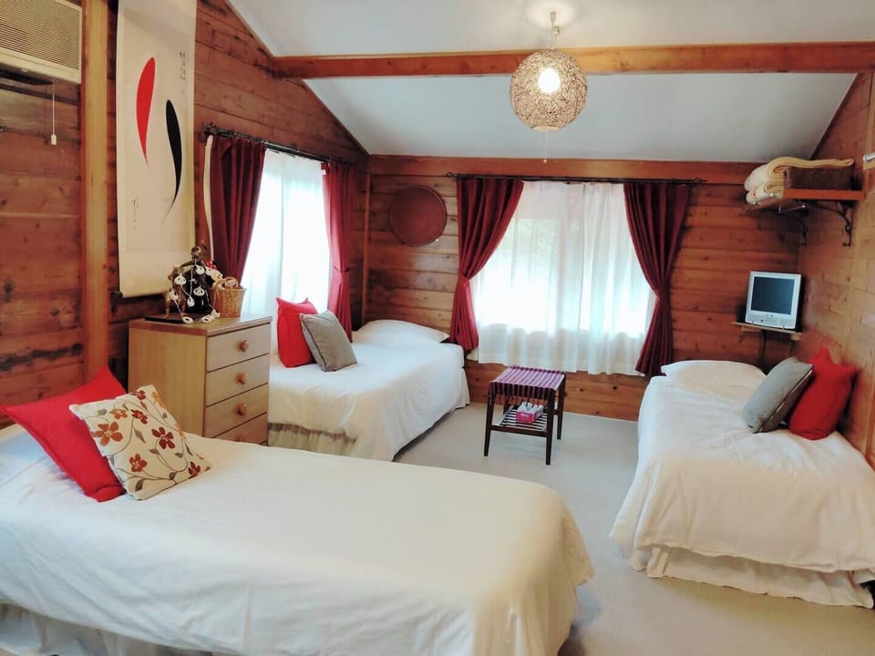 Premium bedding, down comforters, WiFi (free), bed sheets