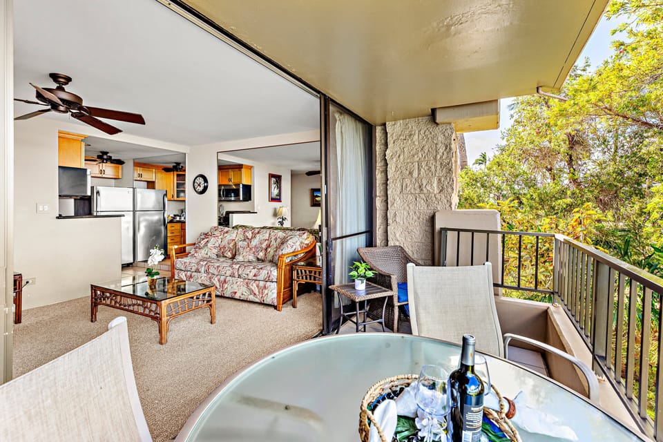 Large sliding glass door to the lanai