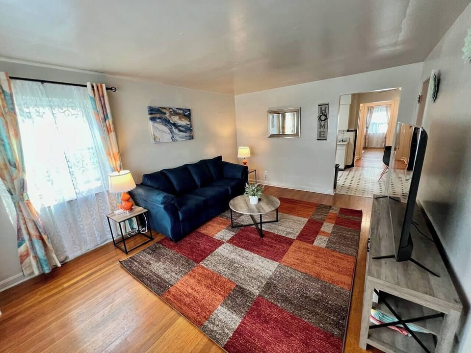 Living Room w Smart TV