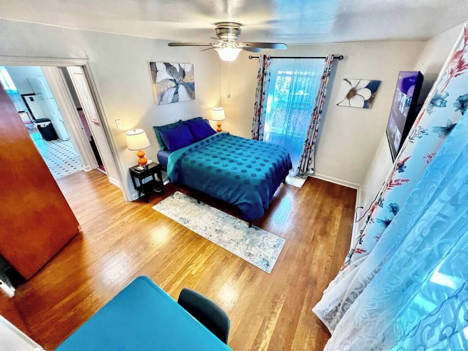 Queen Bed w Smart TV