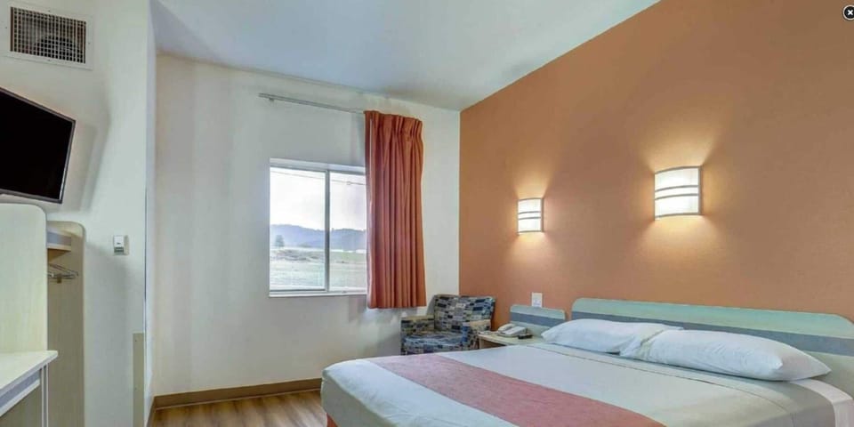 Iron/ironing board, free WiFi, bed sheets, alarm clocks