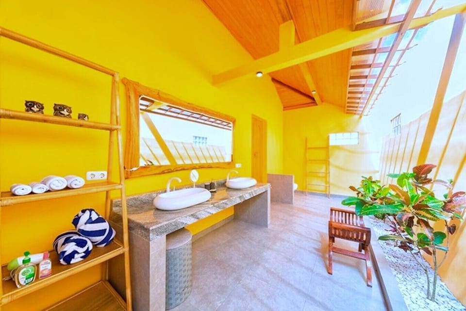 Junior Room | Bathroom | Hair dryer, towels, soap, shampoo
