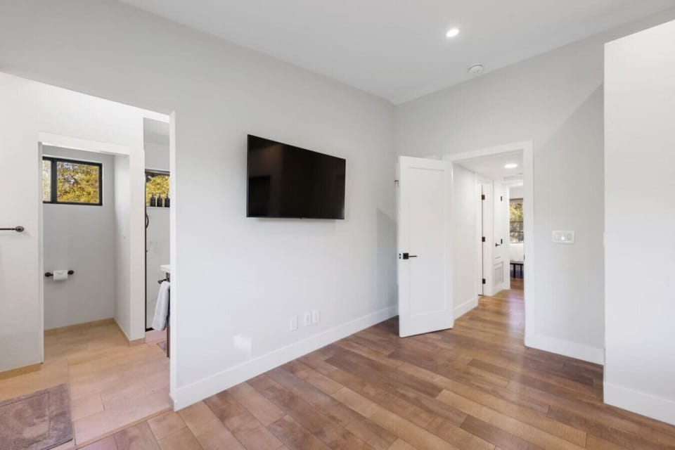 Master Bedroom : Smart TV