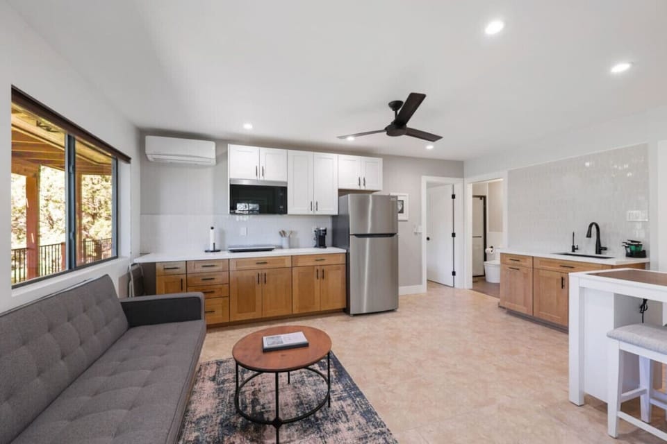 Downstairs apartment suite: Microwave / Fridge / Stove top / Sink / Filtered water / Coffee station