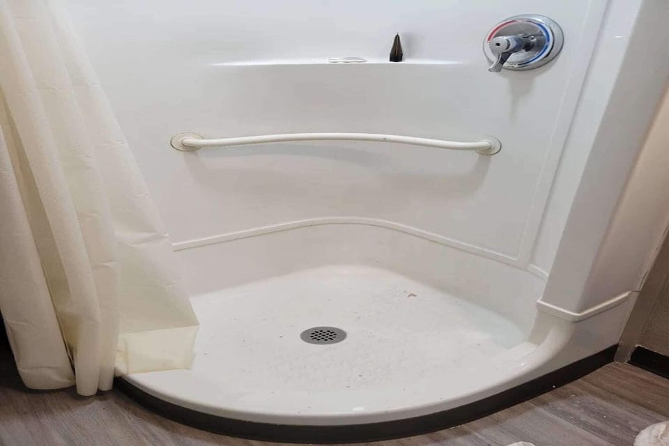 Combined shower/tub, free toiletries, towels