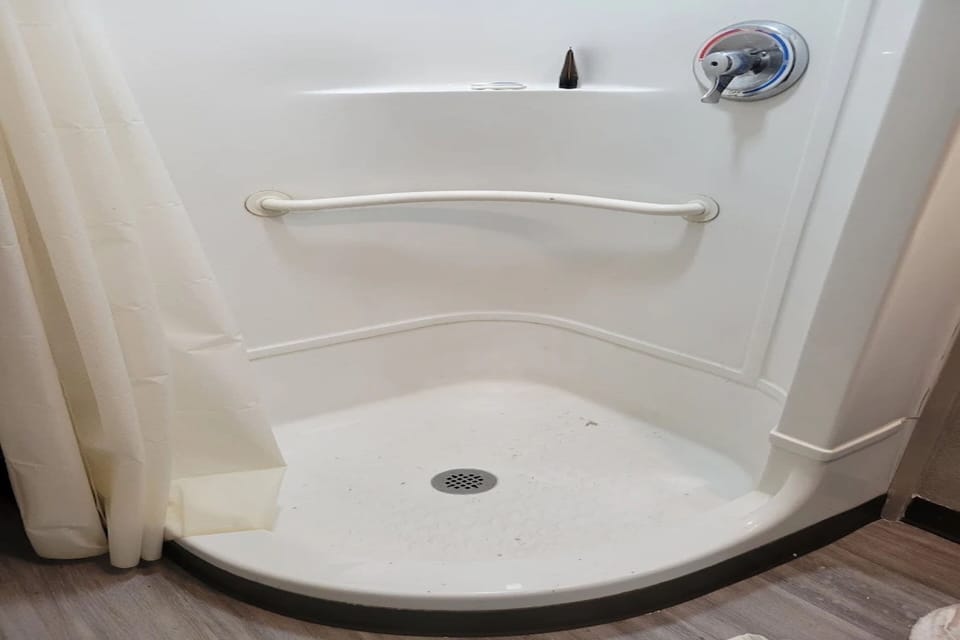 Combined shower/tub, free toiletries, towels