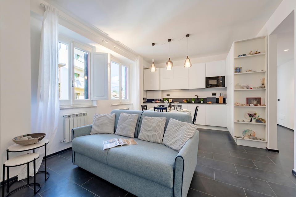 Family Apartment, Multiple Bedrooms, 2 Bathrooms, Sea Facing (Charming Flat Sestri Levante) | Living area | 21-inch Smart TV with cable channels