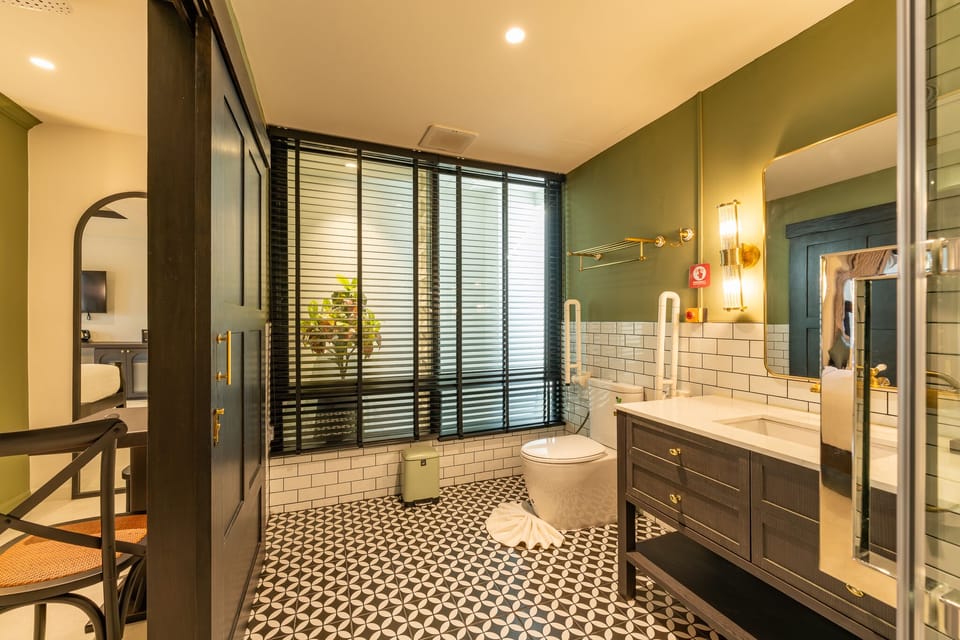 Superior Room, 1 King Bed, Non Smoking, Pool View | Bathroom | Designer toiletries, hair dryer, bathrobes, slippers