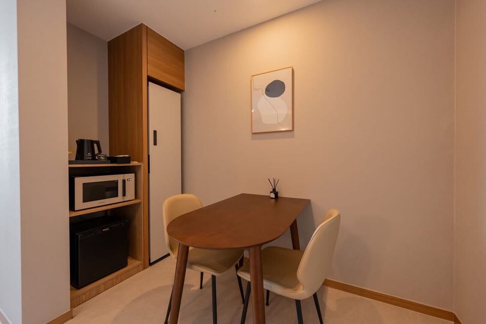 Comfort Room | In-room dining