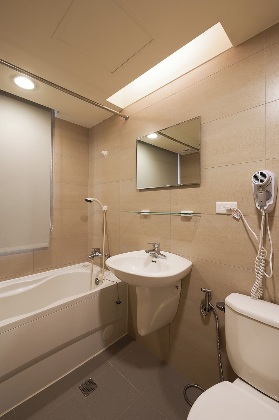 Business Double Room, 1 Double Bed | Bathroom | Free toiletries, hair dryer, slippers