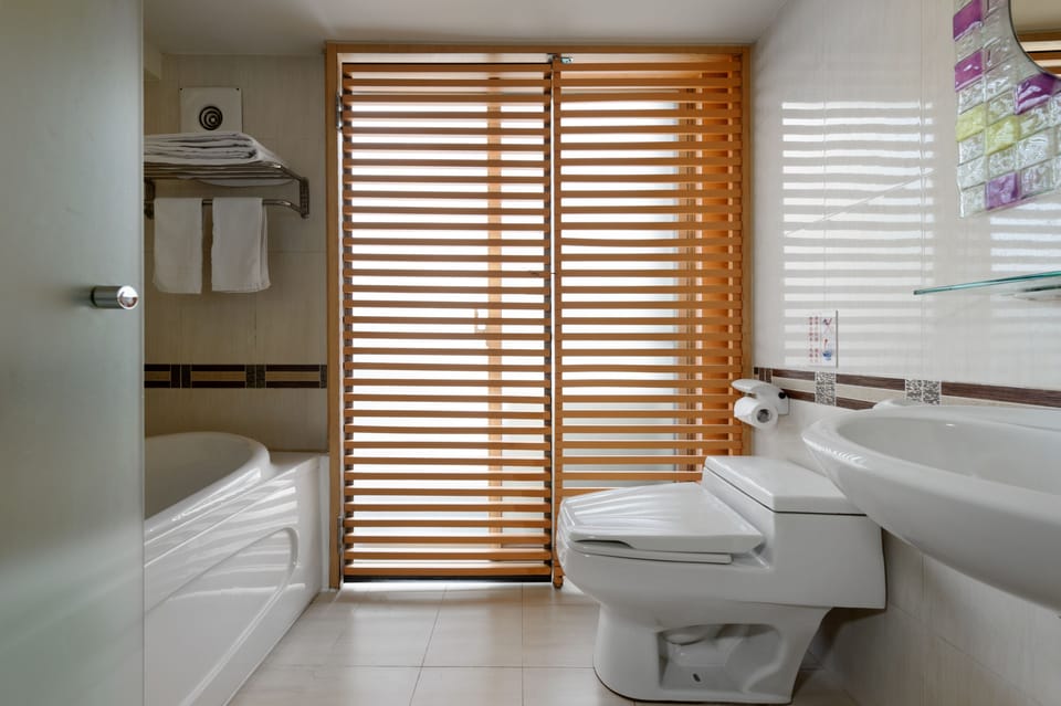 Business Double Room, 1 Double Bed | Bathroom | Free toiletries, hair dryer, slippers