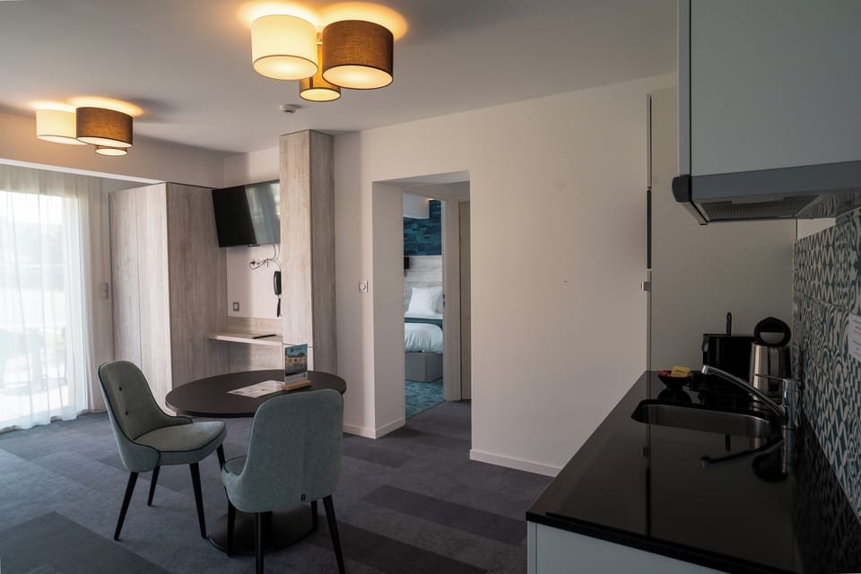 Suite, Sea View | Living area | 43-inch flat-screen TV with satellite channels