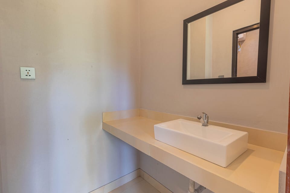 Shower, rainfall showerhead, free toiletries, towels