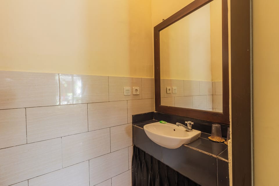 Standard Room, 2 Twin Beds | Bathroom | Shower, rainfall showerhead, free toiletries, towels