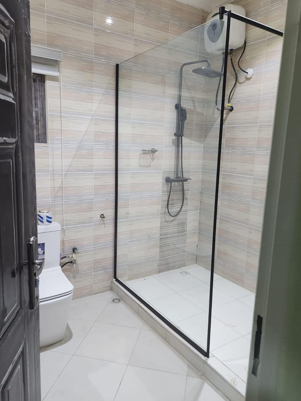 Shower, rainfall showerhead, free toiletries, towels