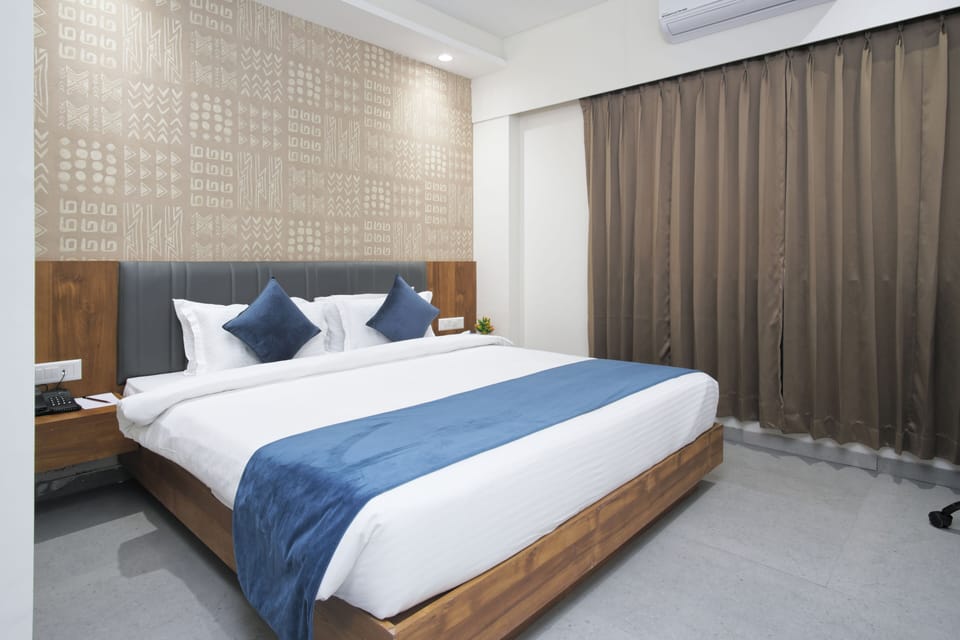 Deluxe Twin Room | In-room safe, iron/ironing board, free WiFi, bed sheets