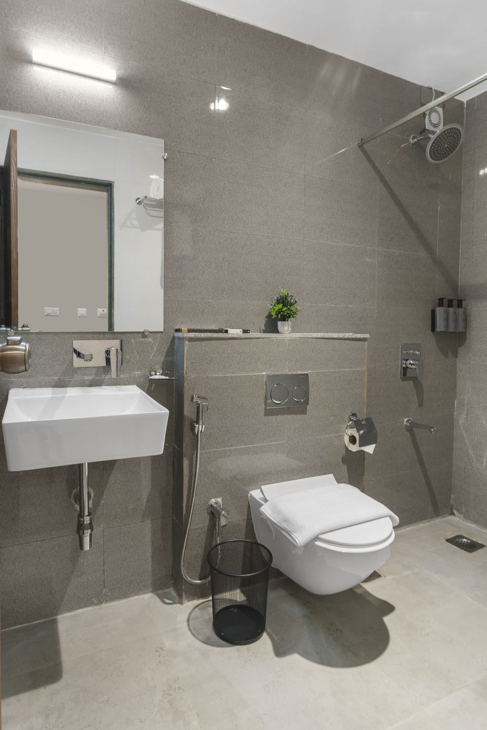 Suite | Bathroom | Shower, hair dryer, slippers, towels