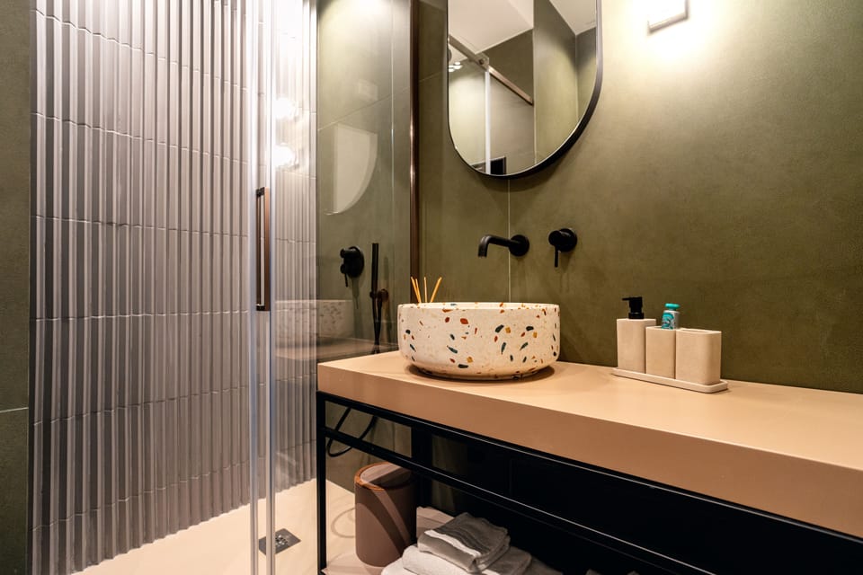 Shower, rainfall showerhead, free toiletries, hair dryer