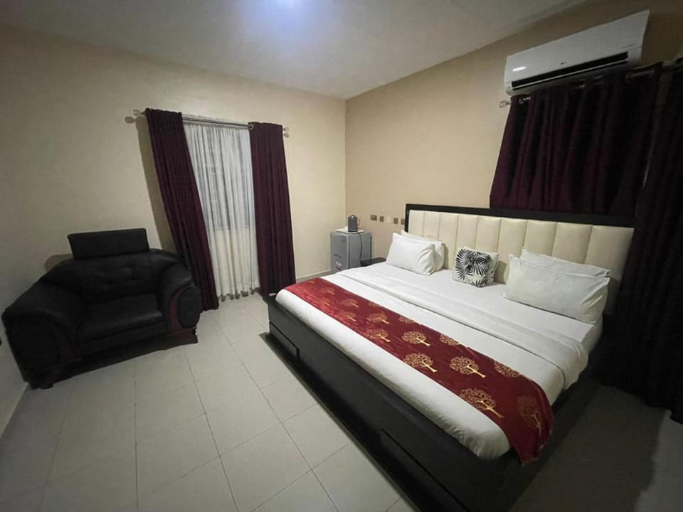 Premium Suite | Premium bedding, memory foam beds, desk, laptop workspace