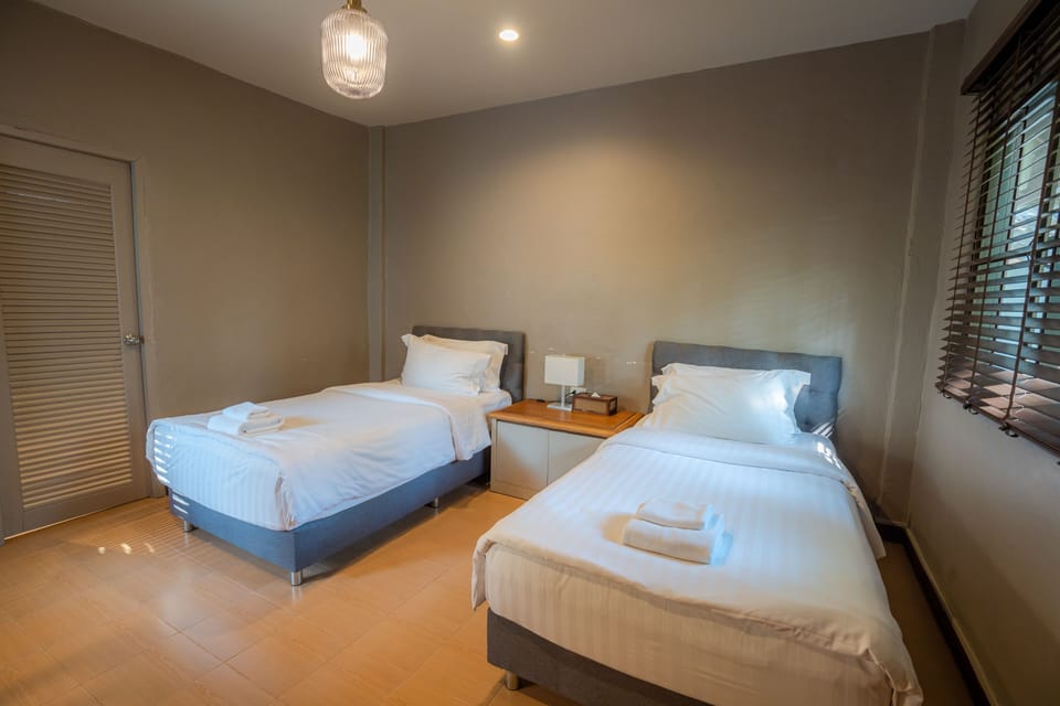 Pillowtop beds, desk, free WiFi, bed sheets