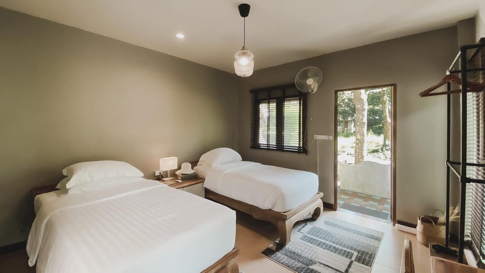 Pillowtop beds, desk, free WiFi, bed sheets