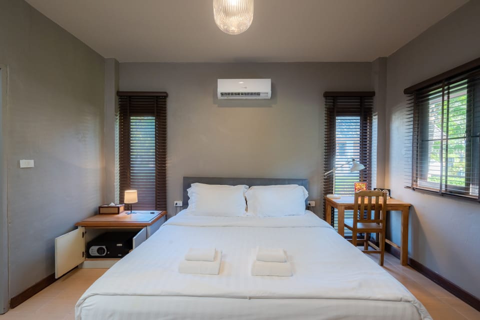 Pillowtop beds, desk, free WiFi, bed sheets