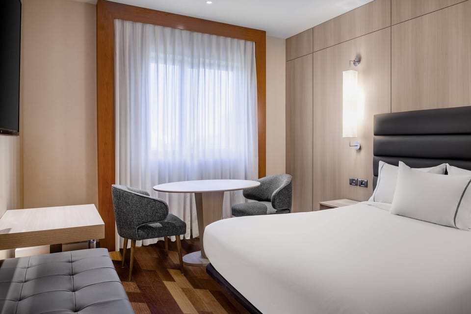 Standard Room, 1 Queen Bed | Hypo-allergenic bedding, minibar, in-room safe, desk