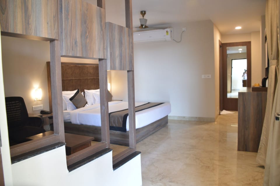 Presidential Double Room | Individually furnished, desk, laptop workspace, blackout drapes