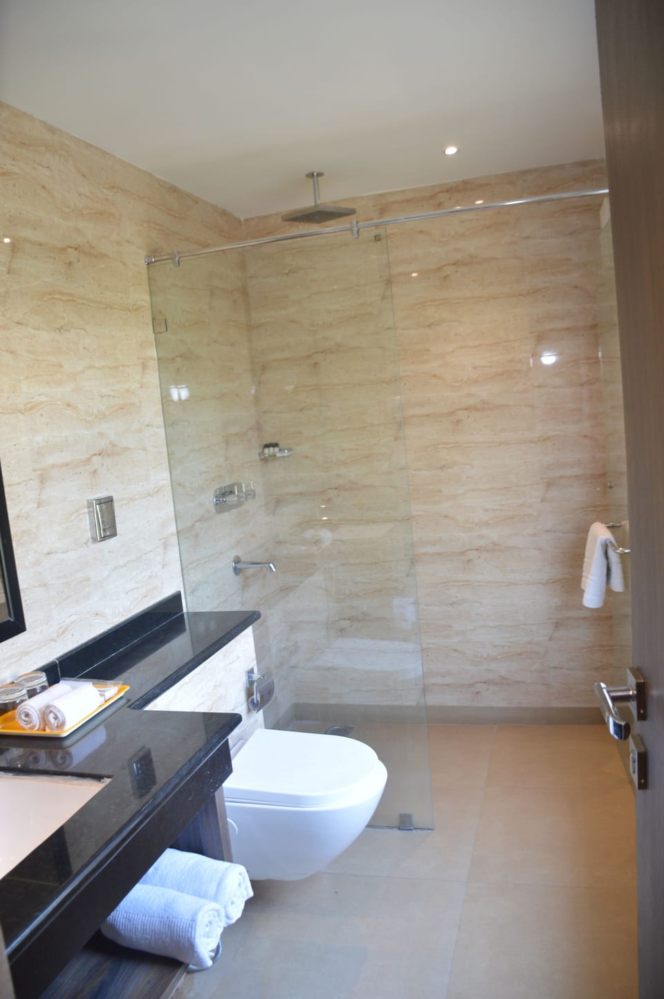 Presidential Double Room | Bathroom | Slippers