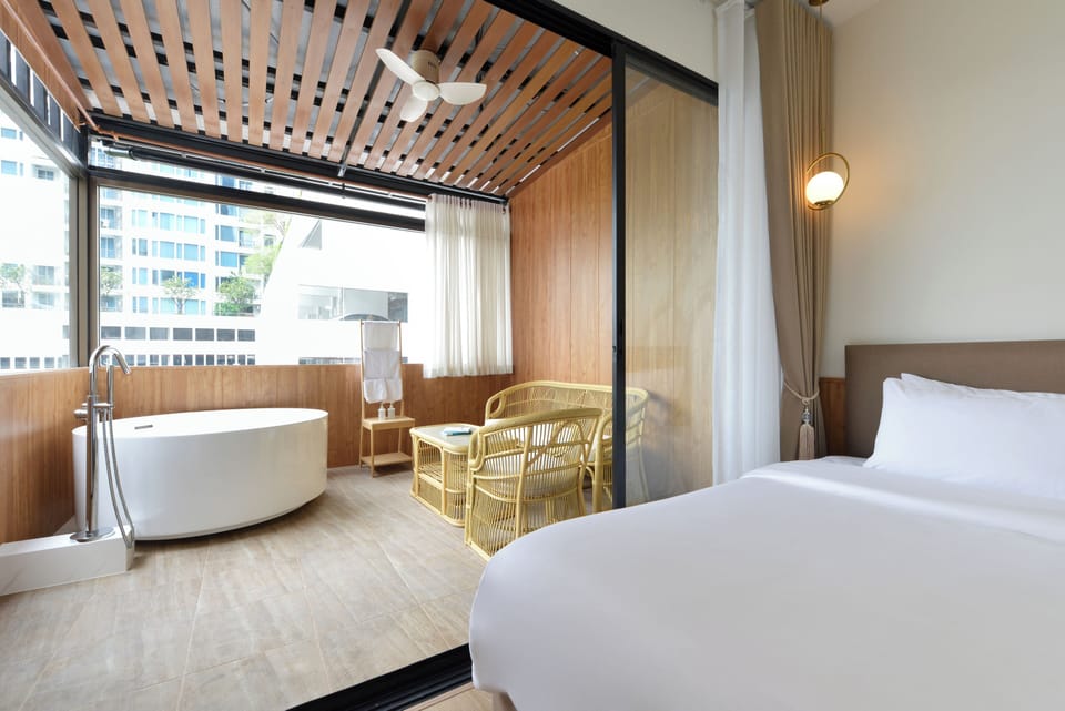 Deluxe Double Room, 1 King Bed, Non Smoking, City View | Premium bedding, memory foam beds, minibar, individually decorated