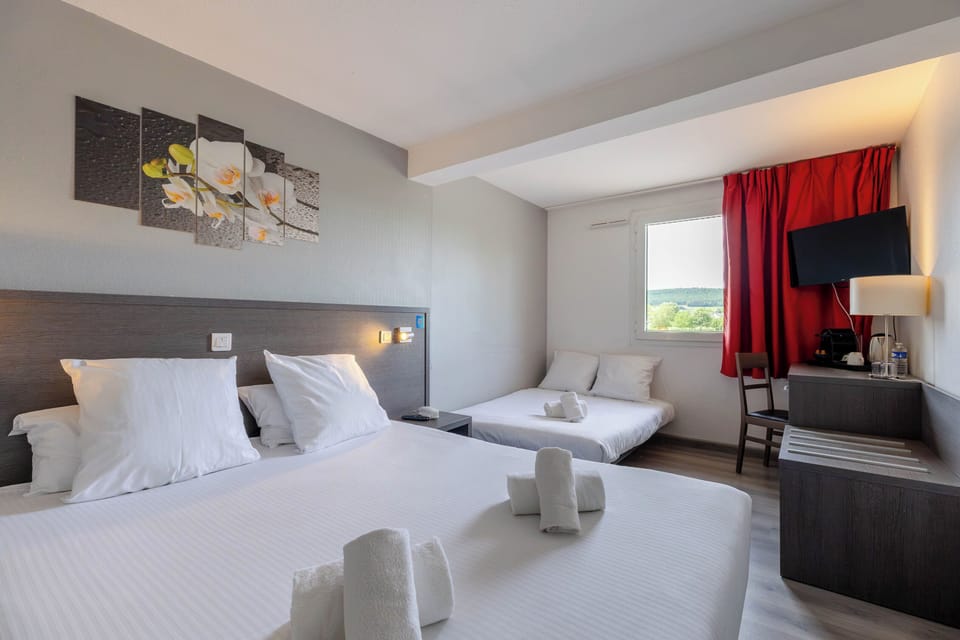 Superior Room (Chambre Supérieure vue vignes) | Premium bedding, desk, blackout drapes, soundproofing