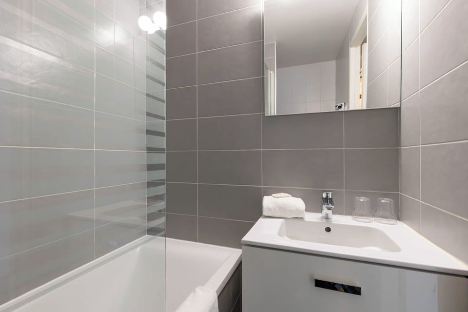 Combined shower/tub, eco-friendly toiletries, hair dryer, towels