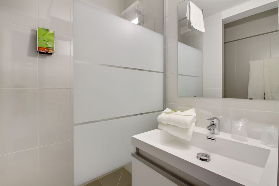 Combined shower/tub, eco-friendly toiletries, hair dryer, towels