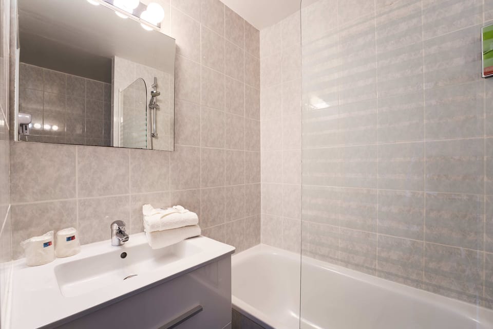 Combined shower/tub, eco-friendly toiletries, hair dryer, towels
