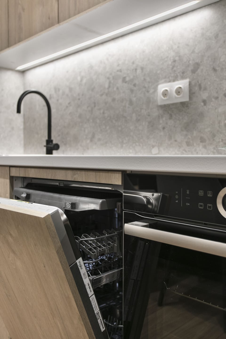 Luxury Apartment, 3 Bedrooms, Air conditioning | Private kitchen | Full-size fridge, microwave, oven, stovetop