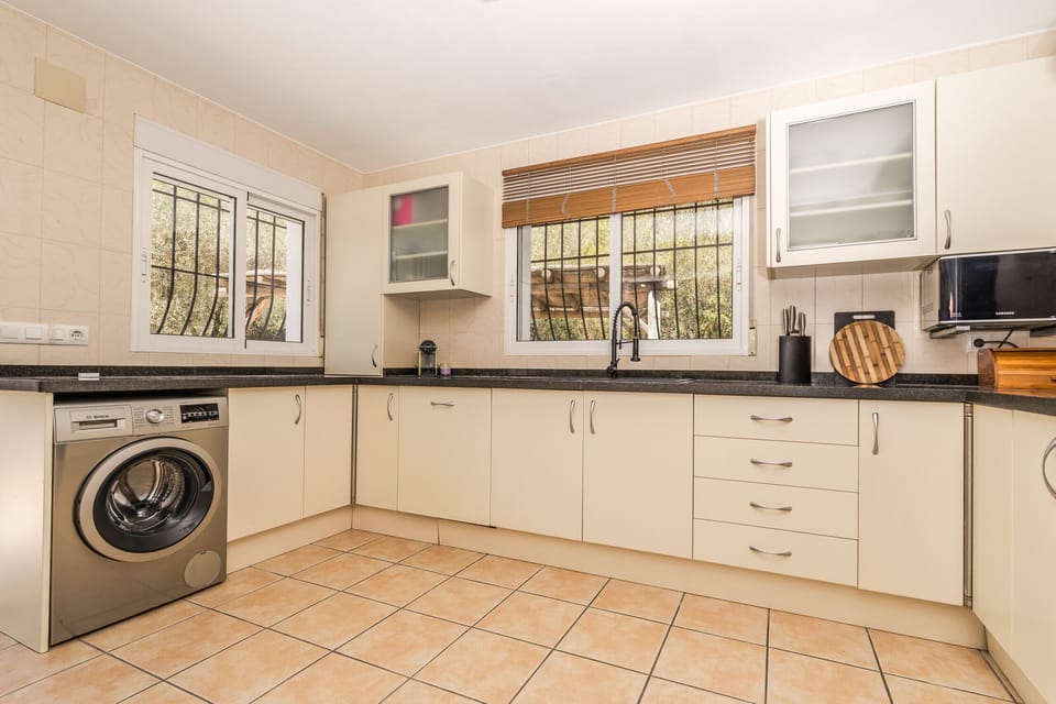 Fully Fitted Kitchen