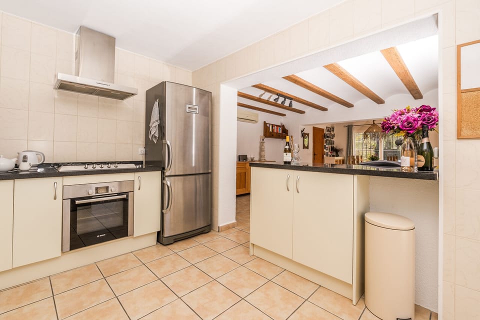 Fully Fitted Kitchen