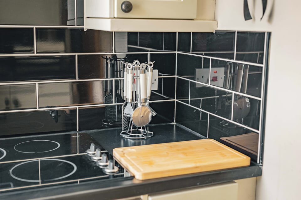 Superior Apartment, 1 Bedroom, Kitchen, Mountain View | Private kitchen