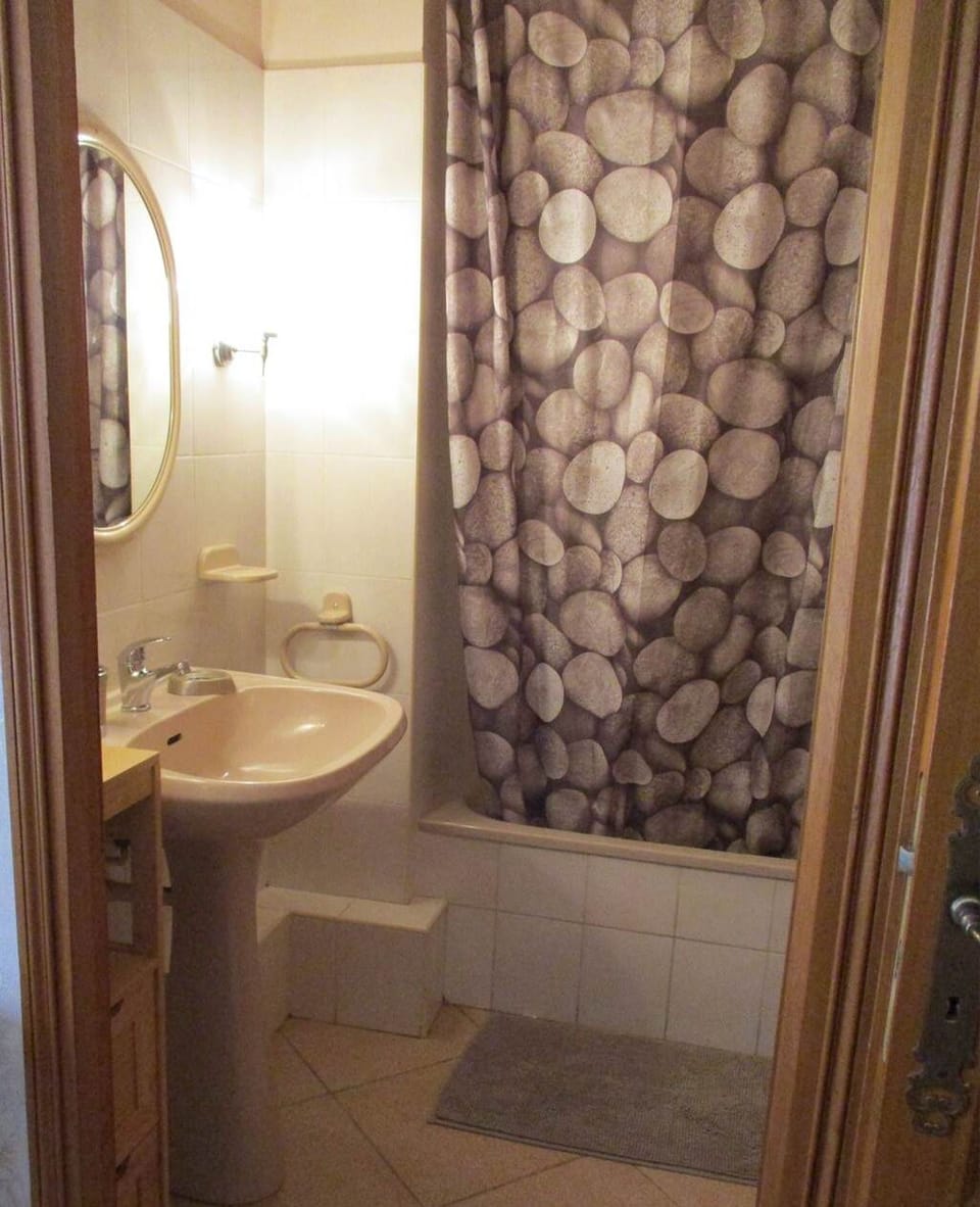 Gite des Oliviers Valros - Tilleul - salle de bains baignoire 3
