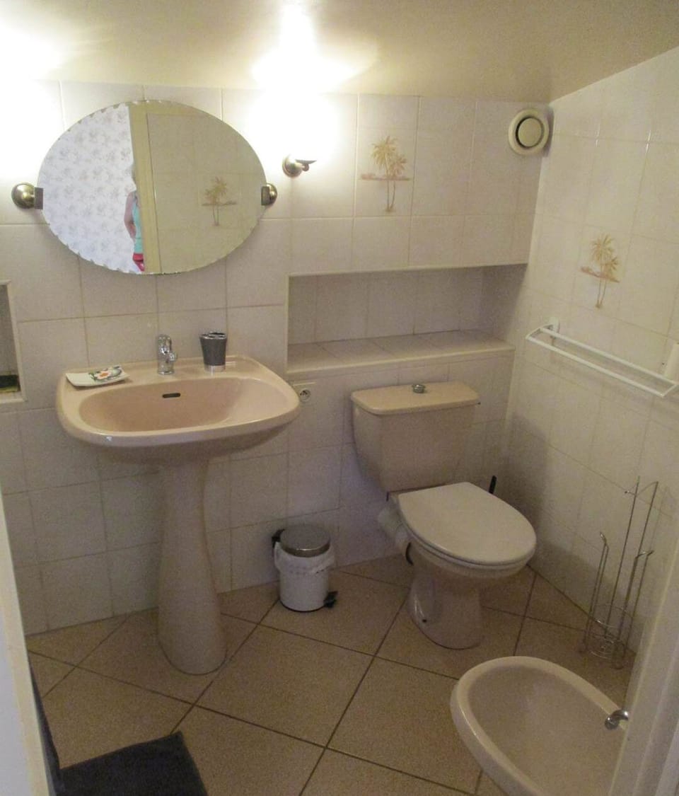 Gite des Oliviers Valros - salle de bains baignoire 2