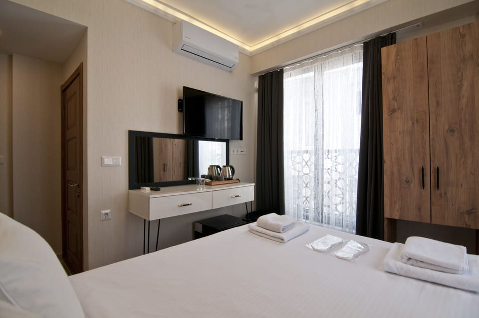 Classic Double or Twin Room | Desk, soundproofing, iron/ironing board