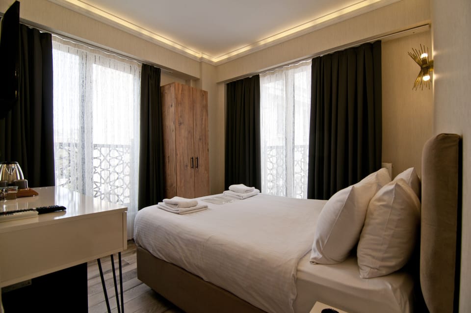 Classic Double or Twin Room | Desk, soundproofing, iron/ironing board