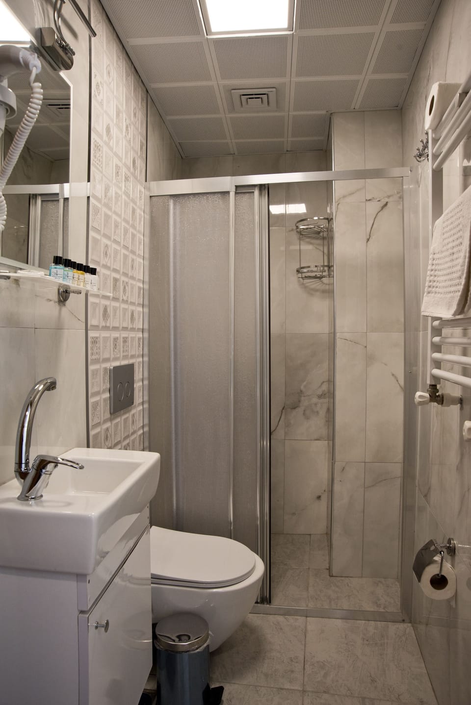 Classic Double or Twin Room | Bathroom | Free toiletries, hair dryer, slippers