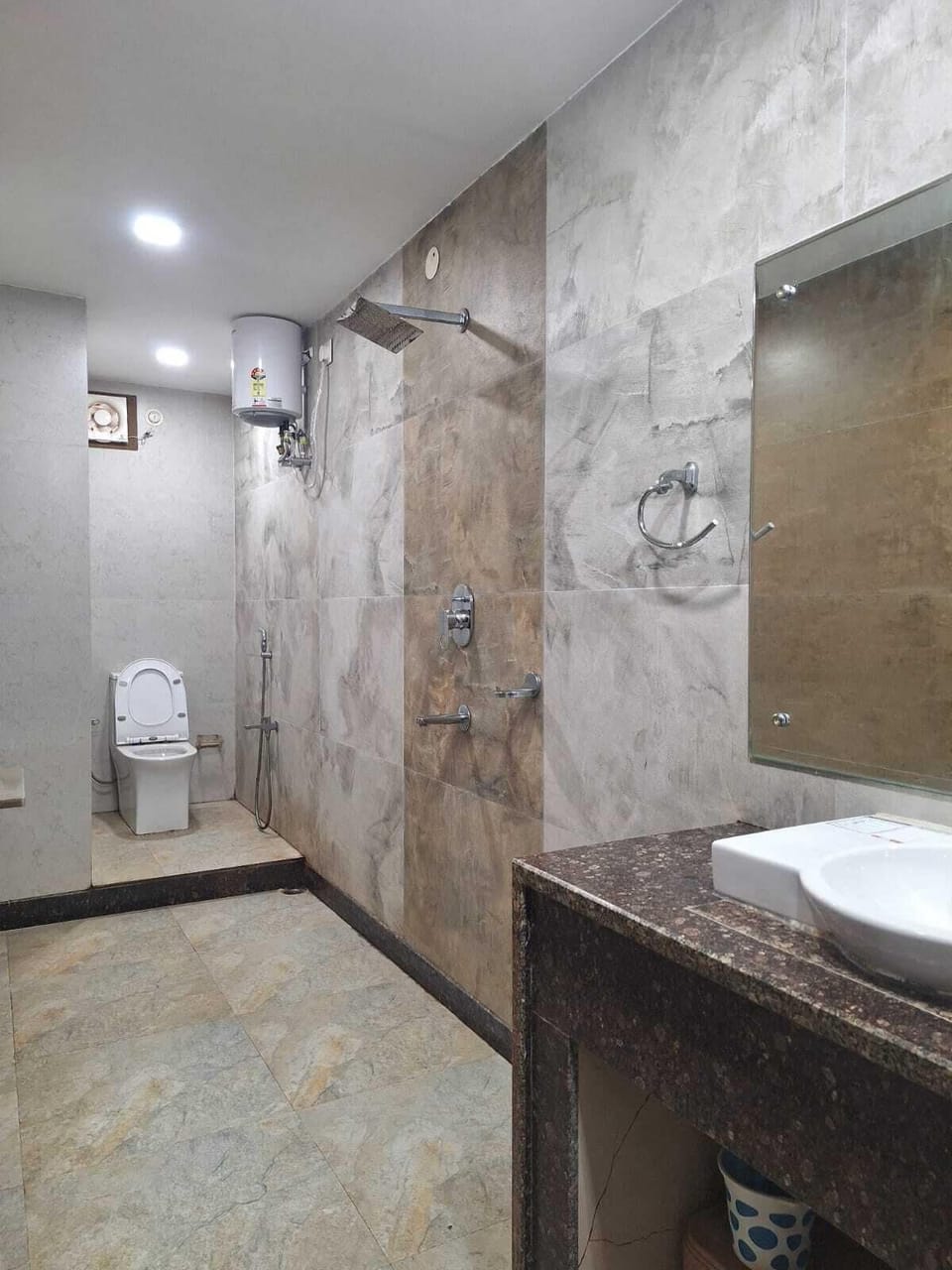 Luxury Suite, City View | Bathroom | Slippers, towels