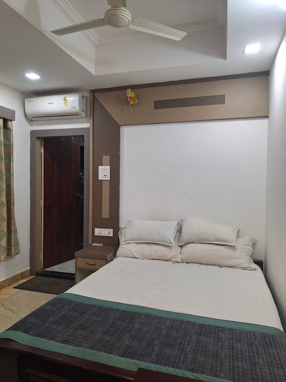 Standard Room | In-room safe, iron/ironing board, WiFi (free), bed sheets