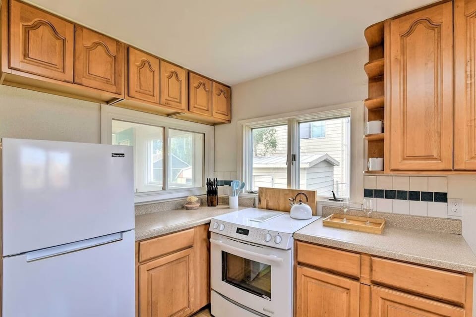 House, 3 Bedrooms | Private kitchen | Fridge, oven, coffee/tea maker