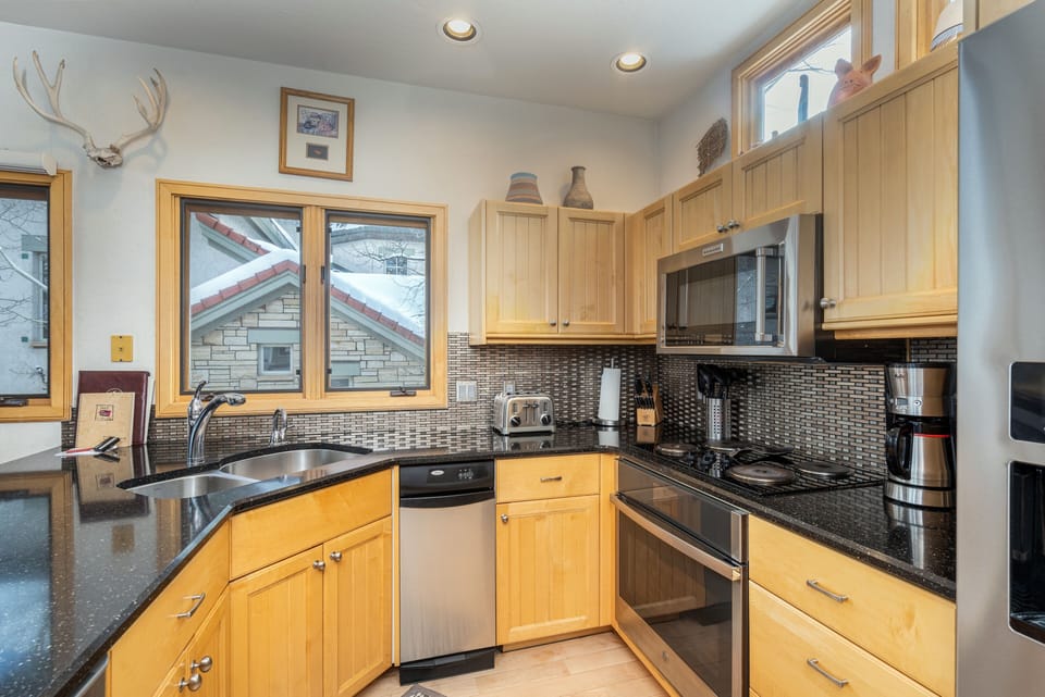 Townhome, 2 Bedrooms | Private kitchen