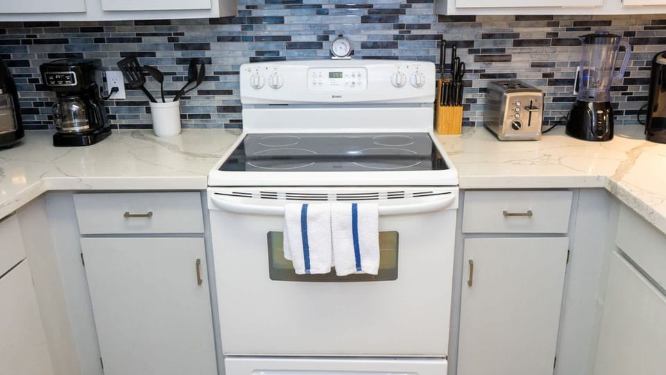 Apartment, 2 Bedrooms | Private kitchen | Fridge, oven, coffee/tea maker, toaster