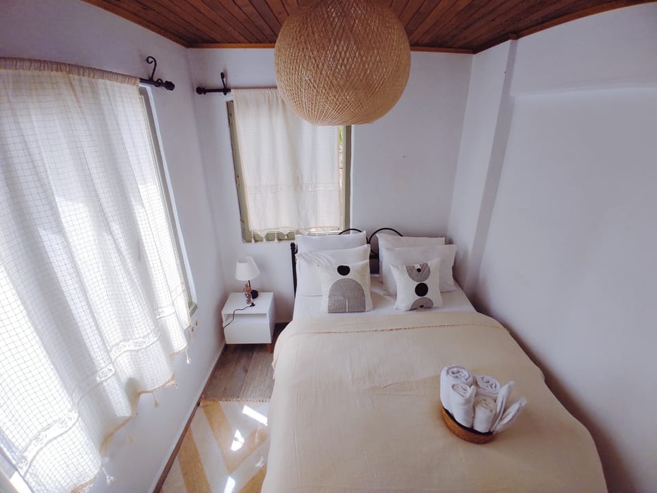 Economy Room | Premium bedding, laptop workspace, iron/ironing board, free WiFi
