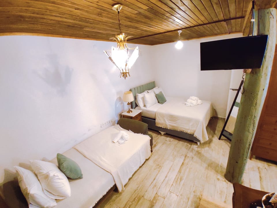 Traditional Suite | Premium bedding, laptop workspace, iron/ironing board, free WiFi